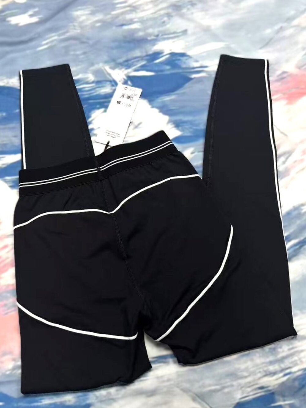 Alo Yoga Airbrush High Waist Heart Detail Leggings (Black/White)Sizes S–M - Picture 7 of 7